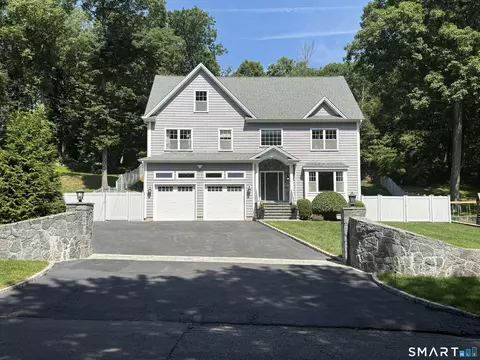 17 Woodlawn Dr, Trumbull, CT 06611