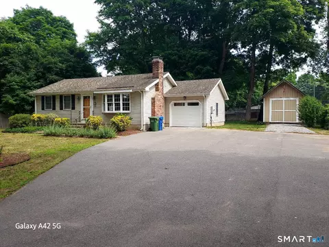 18 Maple Ave, Essex, CT 06426