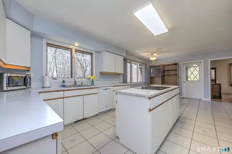 634 Aspen Ln, Orange, CT 06477