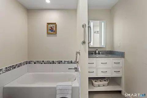 Bath - 86 Fenwood Dr, Old Saybrook, CT 06475 photo 2 of 3