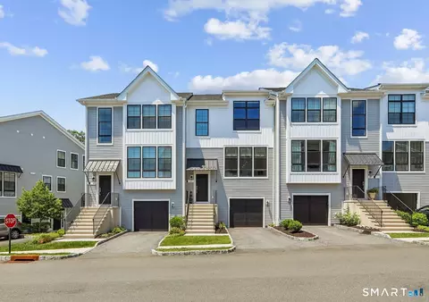 21 Brentwood Cir, Danbury, CT 06810