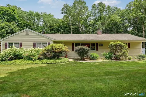 17 Pumpkin Ln, Norwalk, CT 06851