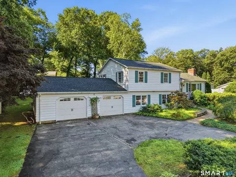 18 Oakridge Dr, Gales Ferry, CT 06335