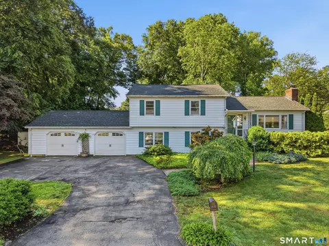 18 Oakridge Dr, Gales Ferry, CT 06335