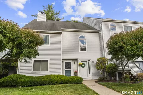 9 Clubhouse Dr, Cromwell, CT 06416