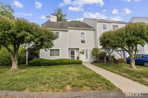 9 Clubhouse Dr, Cromwell, CT 06416