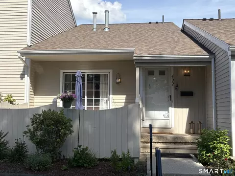 402 Lakeview Dr #402, Southington, CT 06489