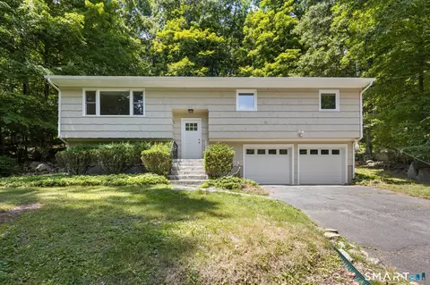 2 Oakwood Dr, New Fairfield, CT 06812