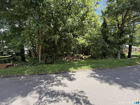 7 Flora St, New Fairfield, CT 06812