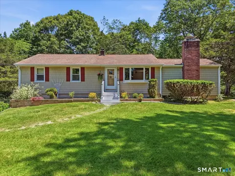 8 Roxbury Ct, Niantic, CT 06357