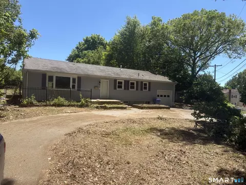17 Sheas Ln, Taftville, CT 06380