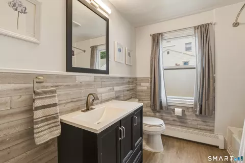 Bath - 91 Berkeley Rd, Middletown, CT 06457 photo 1 of 2