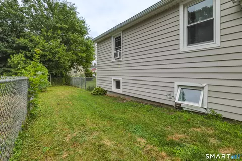 Exterior - 91 Berkeley Rd, Middletown, CT 06457 photo 4 of 8