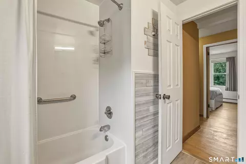 Bath - 91 Berkeley Rd, Middletown, CT 06457 photo 2 of 2
