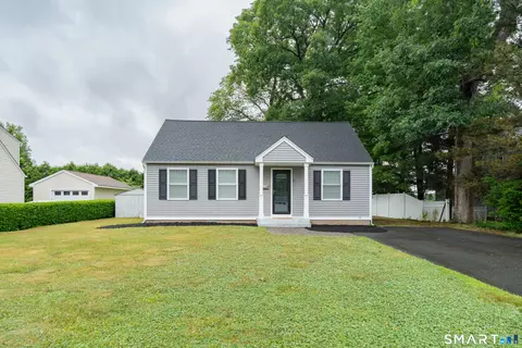 17 Edgewood St, Cromwell, CT 06416