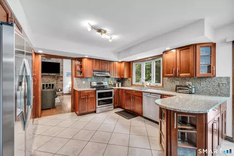 Kitchen - 33 Shawnee Ln, Monroe, CT 06468 photo 2 of 5