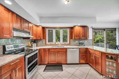 Kitchen - 33 Shawnee Ln, Monroe, CT 06468 photo 4 of 5