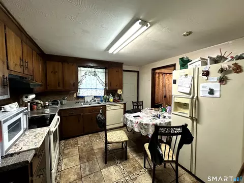 Kitchen - 27 Eagleton Dr, Windsor, CT 06095 photo 2 of 2
