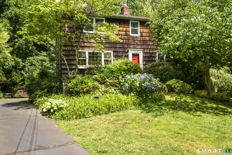 8 Oakledge Cir, Norwalk, CT 06854