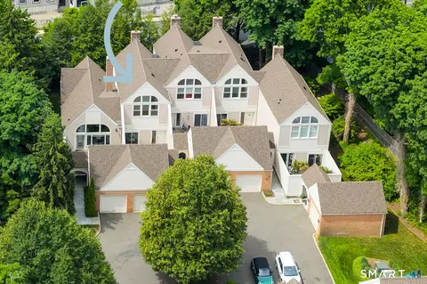 4 Sedgwick Village Ln #4, Darien, CT 06820