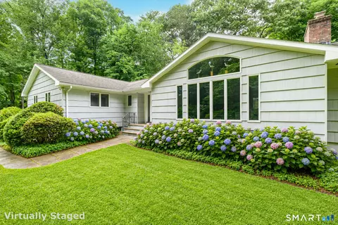 80 Wake Robin Ln, Stamford, CT 06903