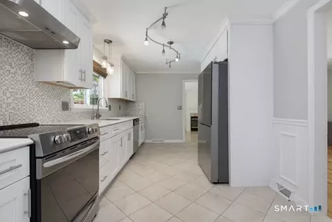 Kitchen - 16 Crestview Ter, Wallingford, CT 06492 photo 4 of 4