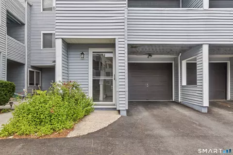 1 Beaver Brook Rd #8, Danbury, CT 06810