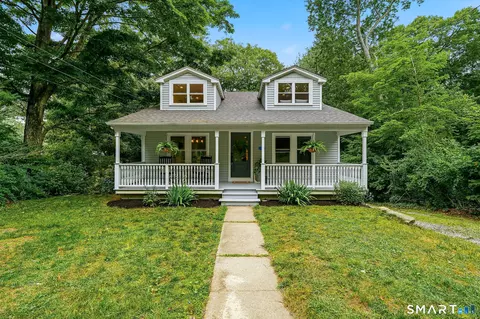 32 Sunset Ter, Essex, CT 06426