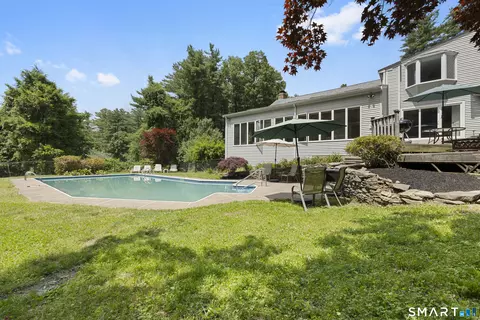 7 Nod Brook Dr, Simsbury, CT 06070