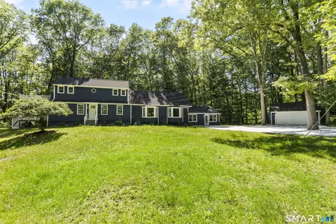 Exterior - 33 Old Stagecoach Rd, Redding, CT 06896 photo 3 of 5