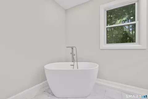 Bath - 33 Old Stagecoach Rd, Redding, CT 06896 photo 3 of 7