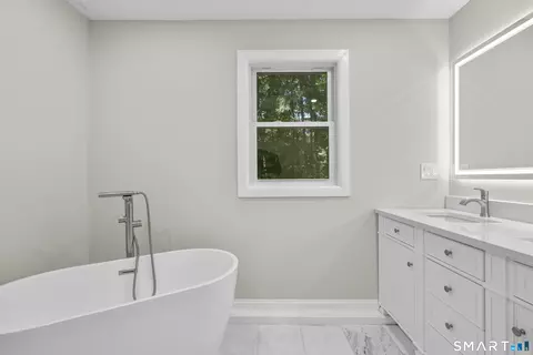 Bath - 33 Old Stagecoach Rd, Redding, CT 06896 photo 2 of 7