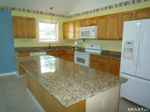 Kitchen - 71 Sachem Dr #71, Plainfield, CT 06374 photo 2 of 5