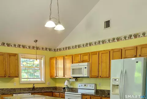 Kitchen - 71 Sachem Dr #71, Plainfield, CT 06374 photo 4 of 5