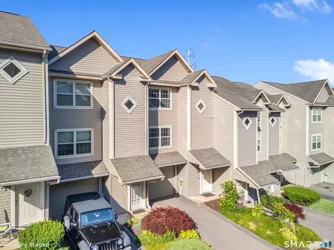 19 Hawthorne Dr #156, New London, CT 06320