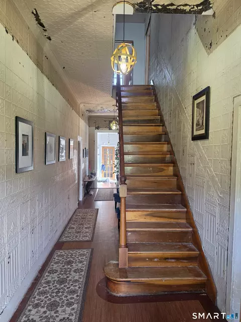 Entry Way - 350 Hartford Pike, Killingly, CT 06241 photo 2 of 3