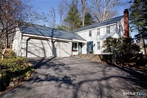 8 Virginia Ln, Simsbury, CT 06070