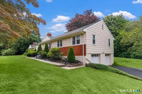 240 Blackhouse Rd, Trumbull, CT 06611