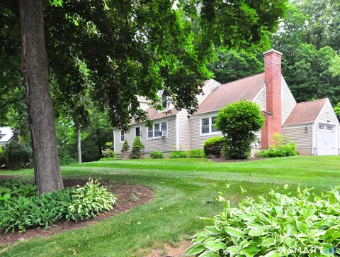 27 Ledgewood Dr, Farmington, CT 06032
