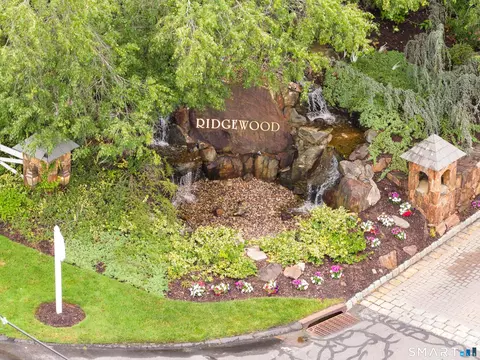 10 Ridgewood Dr #10, Middlebury, CT 06762