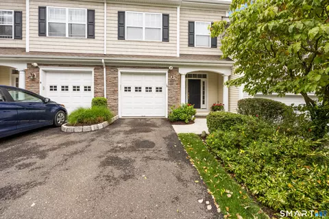 10 Ridgewood Dr #10, Middlebury, CT 06762