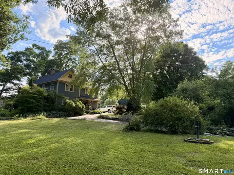 593 Pomfret St, Putnam, CT 06260