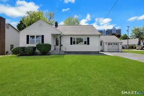 371 Northfield Dr, Bridgeport, CT 06606