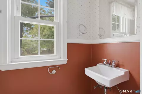 Bath - 33 Byrd Rd, Wethersfield, CT 06109 photo 1 of 3