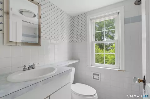 Bath - 33 Byrd Rd, Wethersfield, CT 06109 photo 2 of 3