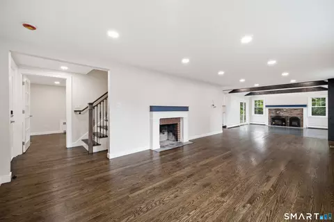 Living - 920 Mountain Rd, Bloomfield, CT 06002 photo 1 of 4