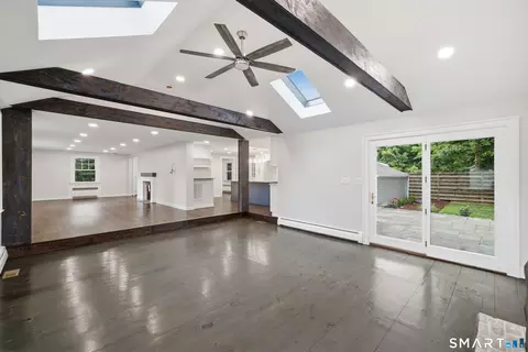 Living - 920 Mountain Rd, Bloomfield, CT 06002 photo 3 of 4