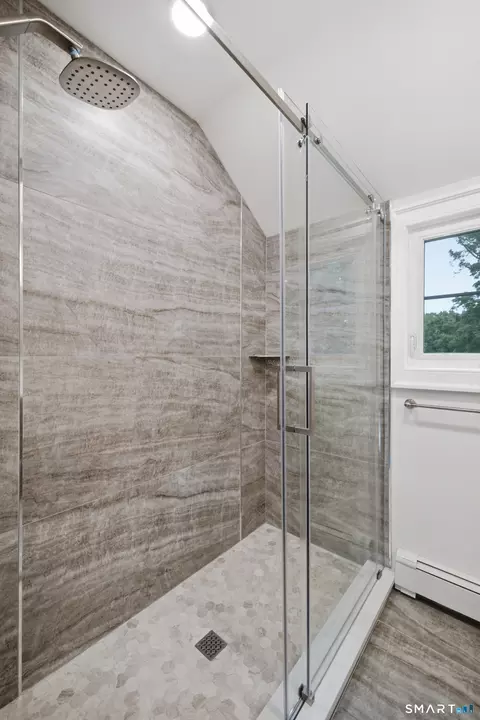 Bath - 920 Mountain Rd, Bloomfield, CT 06002 photo 1 of 3