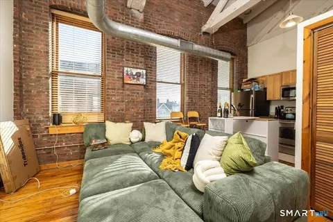 325 Lafayette St #1302, Bridgeport, CT 06604