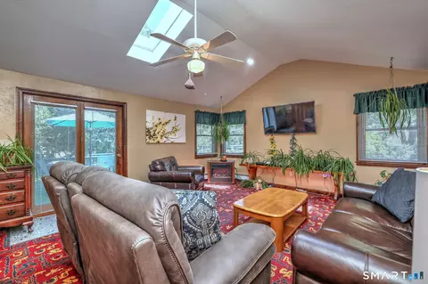 Living - 6 Ferguson Rd, Hamden, CT 06518 photo 5 of 7